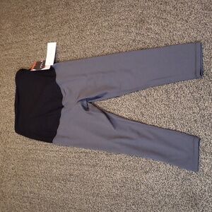 INGRID & ISABEL MATERNITY ACTIVE CAPRI. BLACK AND GRAY. MED/ NWT